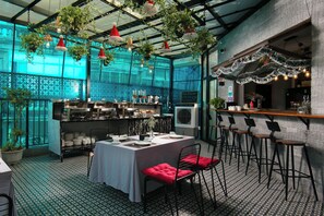 Bữa sáng buffet hàng ngày với phụ phí nhỏ 