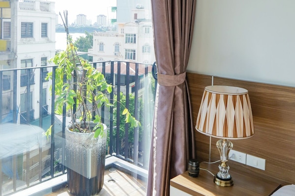 Executive Studio | Egyptian cotton sheets, premium bedding, down comforters