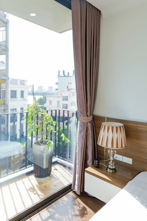 Executive Studio | Egyptian cotton sheets, premium bedding, down comforters