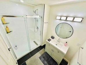 Shower, jetted tub, hair dryer, towels - StoneRidge vineyard, view + pool (Okanagan Falls)