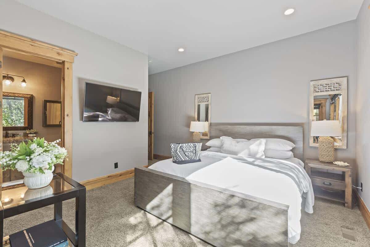 5 bedrooms, iron/ironing board, WiFi, bed sheets