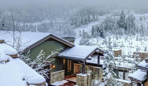 Abode at Benoit Lookout, private hot tub, pool table, ski access