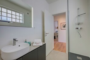 Shower, hair dryer, towels