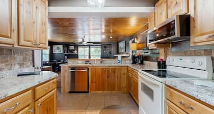 Blue Jay Cabin | Lakefront cabin in Rhinelander with dock & row boat
