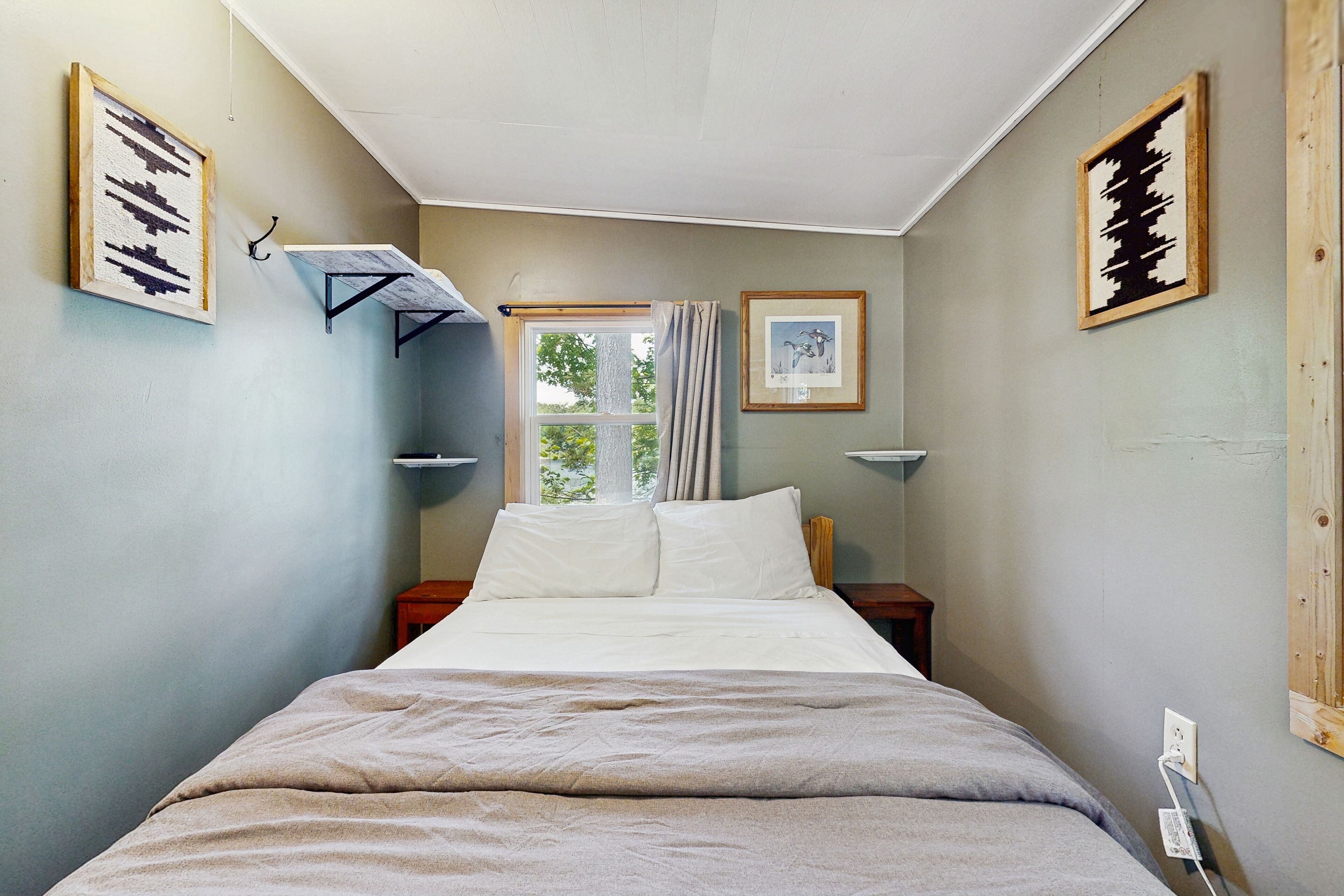 2 bedrooms, internet, bed sheets