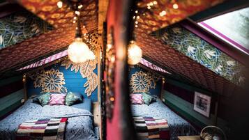 2 bedrooms, internet, bed sheets