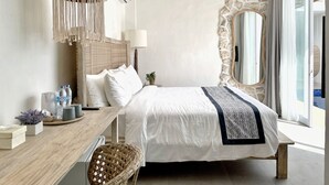 Ein modernes Schlafzimmer mit Bett, Nachttisch, Lampe und einer Steinwand.