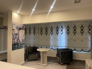 Camera panoramica | Materassi Select Comfort, con arredamento individuale, una scrivania