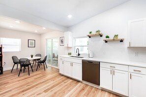 Frigorífic, microones, forn i placa de cuina 