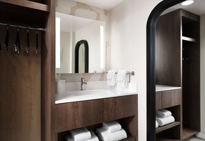 シャワー付き浴槽、ヘアドライヤー、タオル