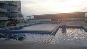 Een buitenzwembad, een verwarmd zwembad