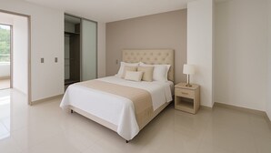 Ein modernes Schlafzimmer mit einem großen Bett, einem Nachttisch und einem Kleiderschrank.