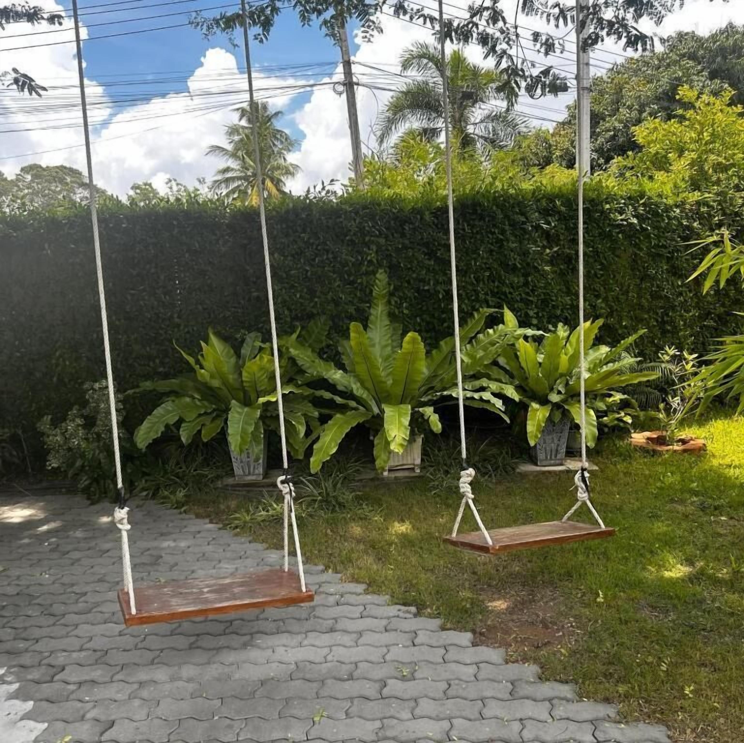 Un jardín con un columpio.