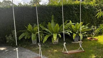 Un jardín con un columpio.