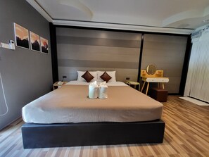 디럭스 더블룸 | 무료 미니바, 각각 다른 스타일의 인테리어, 책상, 무료 WiFi