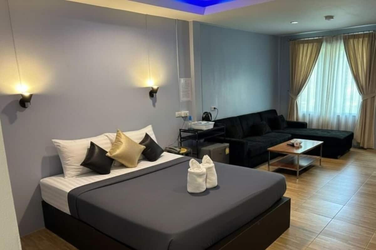 Deluxe Double Room | Minibar (free items), desk, WiFi (free), individually decorated