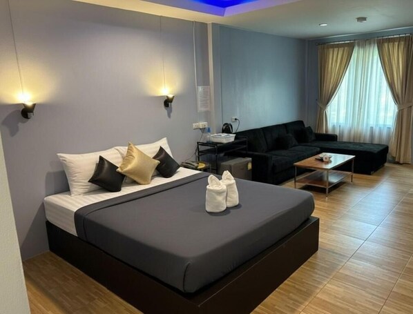 Chambre Deluxe double | Articles de minibar gratuits, décor unique, bureau