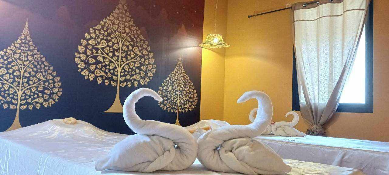 Una camera d'albergo con un letto, decorazioni a parete e una finestra con tende.