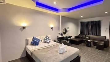 Chambre Double Deluxe | Articles gratuits dans le mini-bar, décoration personnalisée, bureau