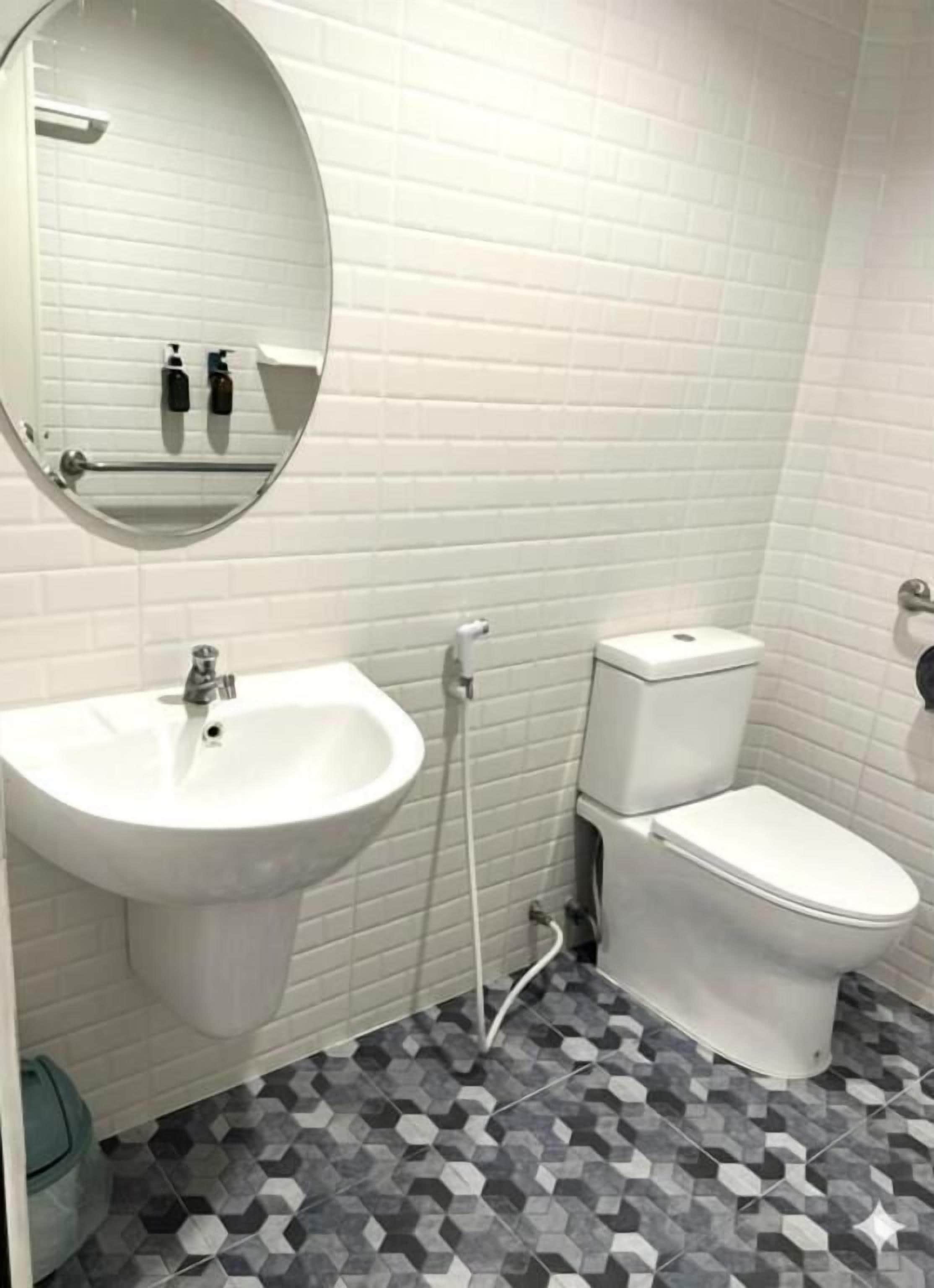 Minibar con artículos gratuitos, decoración personalizada y escritorio 