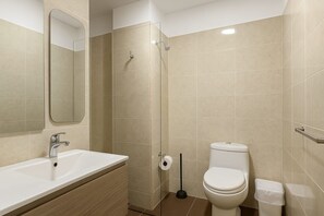 Ein modernes Badezimmer mit Waschbecken, Toilette und Dusche.