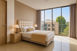 Ein modernes Schlafzimmer mit einem großen Bett, einem Nachttisch und Blick auf Gebäude durch raumhohe Fenster.