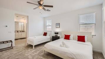 5 slaapkamers, een bureau, een strijkplank/strijkijzer, reisbedje