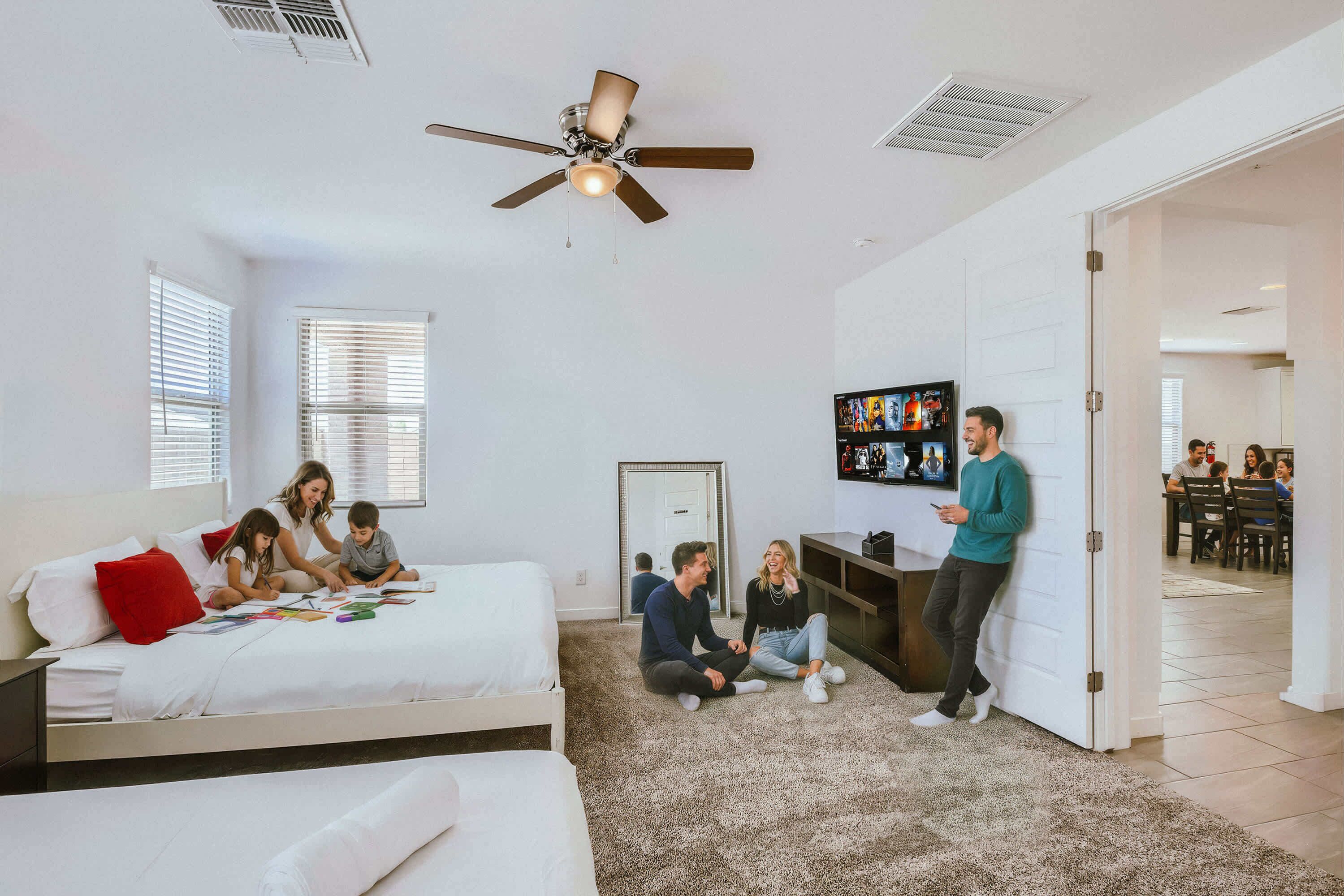 5 slaapkamers, een bureau, een strijkplank/strijkijzer, reisbedje