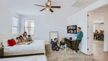 5 slaapkamers, een bureau, een strijkplank/strijkijzer, reisbedje