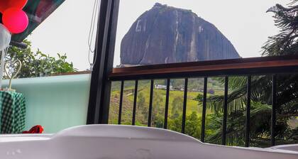 Lakeview Cabin with Jacuzzi in Guatapé