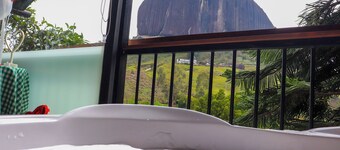 Lakeview Cabin with Jacuzzi in Guatapé
