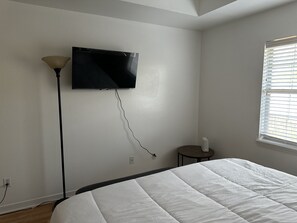 2 habitaciones, escritorio, tabla de planchar con plancha y wifi gratis 