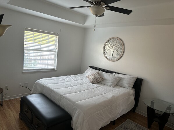 2 室のベッドルーム、デスク、アイロン / アイロン台、WiFi (無料)