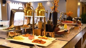 A buffet with various food items and a coffee station. - Guiyi Hotel (Guiyang Guanshanhu District Southwest International Trade City Store) (Guiyang)