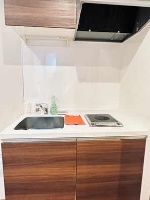 Casa básica | Cocina privada | Frigobar, microondas, parrilla de estufa y tetera eléctrica 