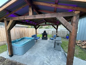 Terrace/patio - Pool Table, Hot Tub! 5 bedroom, 3 bath, 5 min to Cal Poly or Old Town. (Eureka)