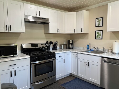 Pool Table, Hot Tub! 5 bedroom, 3 bath, 5 min to Cal Poly or Old Town.