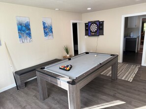 Game room - Pool Table, Hot Tub! 5 bedroom, 3 bath, 5 min to Cal Poly or Old Town. (Eureka)