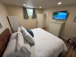 5 bedrooms, free WiFi, bed sheets - Pool Table, Hot Tub! 5 bedroom, 3 bath, 5 min to Cal Poly or Old Town. (Eureka)