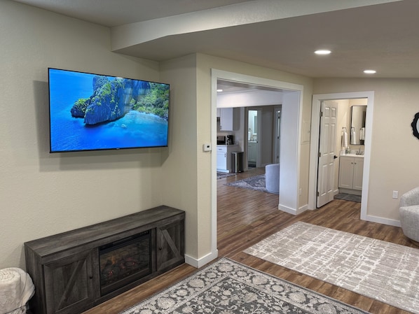 Interior - Pool Table, Hot Tub! 5 bedroom, 3 bath, 5 min to Cal Poly or Old Town. (Eureka)