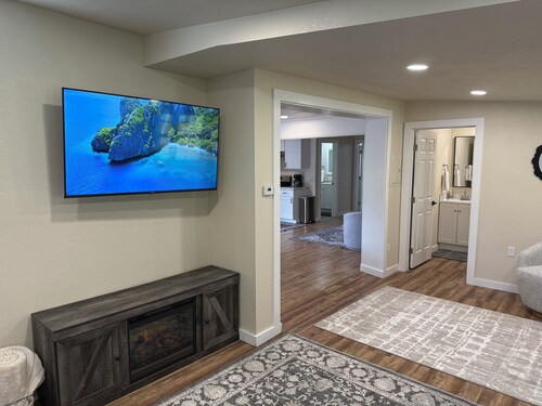 Pool Table, Hot Tub! 5 bedroom, 3 bath, 5 min to Cal Poly or Old Town.