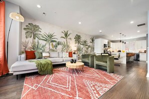 Smart-TV, Bücher, Stereoanlage, Arbeitsbereiche