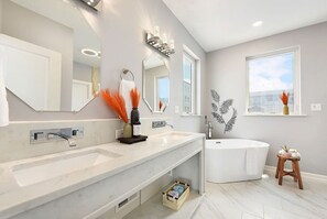 Hair dryer, towels - ★ HostWise Stays ★ Skyline Views | Rooftop Deck & Gourmet Kitchen (Pittsburgh)