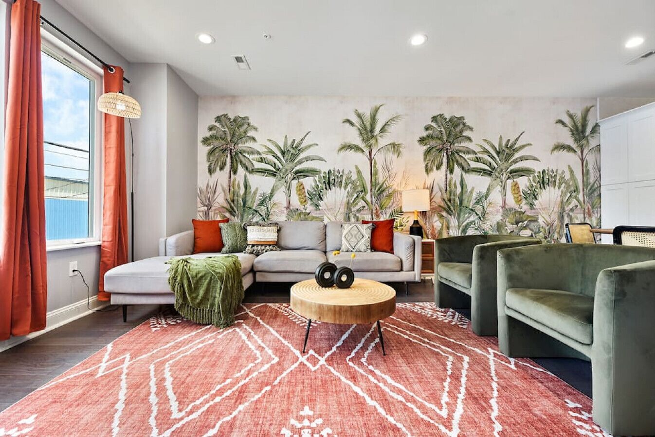 Smart TV, books, stereo, offices