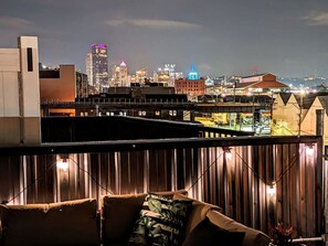 Stunning nighttime skyline views from the private rooftop deck - ★ HostWise Stays ★ Skyline Views | Rooftop Deck & Gourmet Kitchen (Pittsburgh)