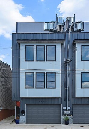 Exterior - ★ HostWise Stays ★ Skyline Views | Rooftop Deck & Gourmet Kitchen (Pittsburgh)