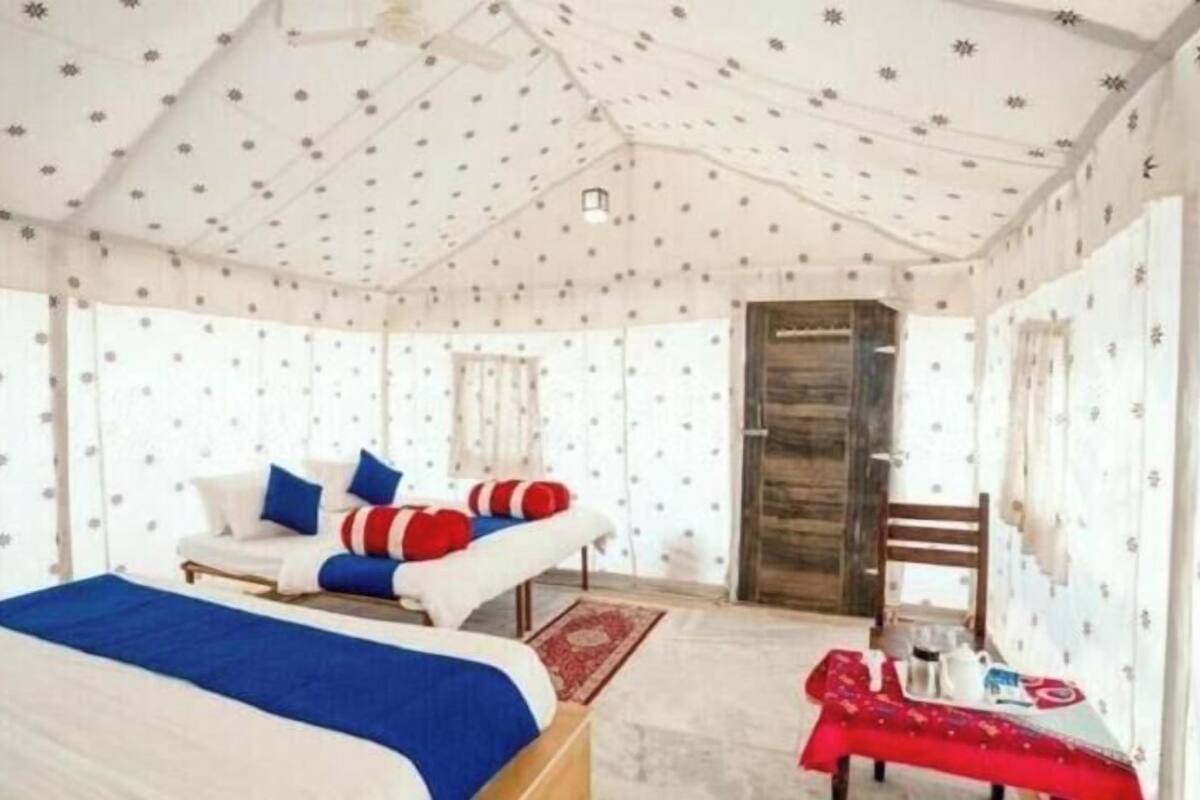 Family Tent | Premium bedding, soundproofing, free WiFi, bed sheets