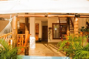 Casa adosada estándar | Cocina privada | Microondas en la zona común