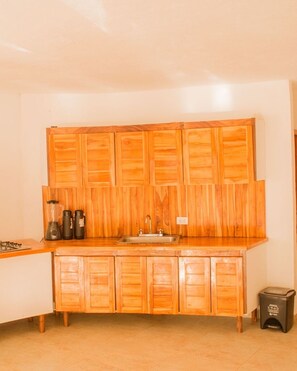 Casa adosada estándar | Cocina básica privada | Microondas en la zona común