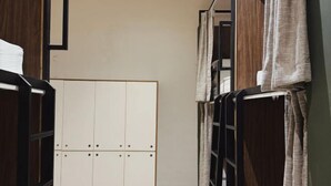 A room with a bunk bed, a wardrobe, and a curtain. - Jiran Hostel Kota Kinabalu (Kota Kinabalu)